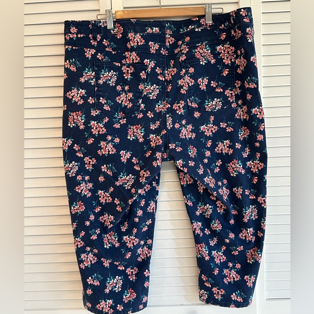 🐧3/$15 or 5/$20 - Natural Woman Floral Capri Pants GUC - Picture 2 of 6